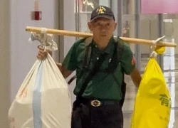 Xúc động cha già gánh gần 80kg đặc sản, vượt hơn 600km đến thăm con cháu