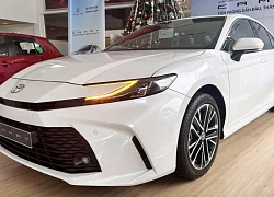 Bộ đôi xe Toyota Camry và Fortuner tăng giá bán tại Việt Nam