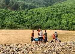 Giải cứu 5 người dân mắc kẹt trong rừng suốt 2 ngày do nước lũ