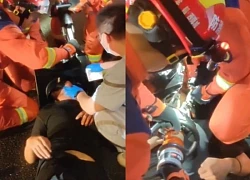 Hy hữu: Người đi xe máy kẹt đầu vào cột đèn giao thông