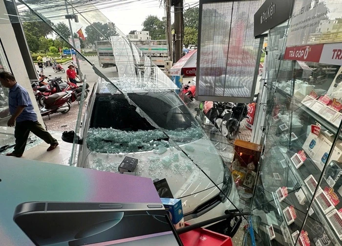 Nữ tài xế lái ô tô tông vỡ kính cửa hàng điện tử ở Đồng Nai