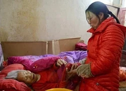 Sau khi mẹ chồng mất, tôi lật tấm đệm thì phát hiện bí mật chấn động