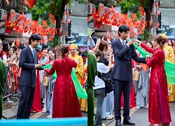 Trọn bộ hình như "hình cưới" của Đen Vâu và Hoàng Thuỳ Linh: Ánh mắt nhà trai nhìn "nóc nhà" lạ quá!