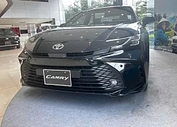Ngược dòng thị trường, Toyota Camry bất ngờ tăng giá