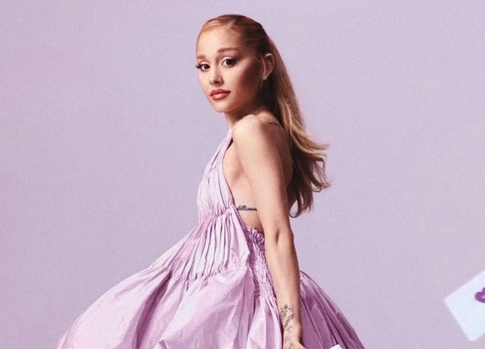Ariana Grande tiết lộ về 'công việc tay trái'