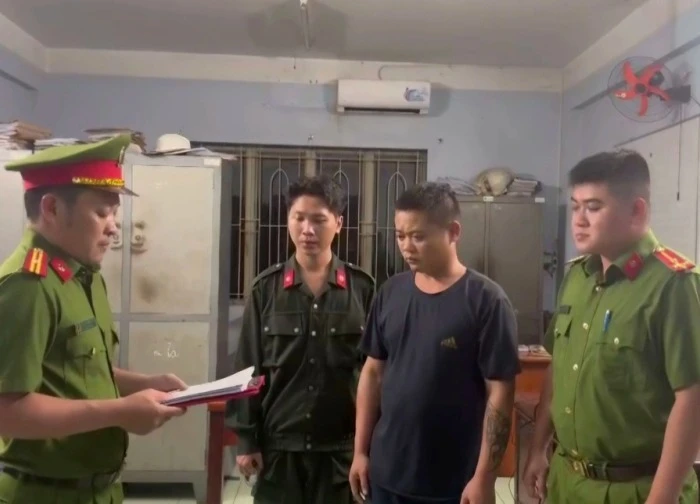 Bắt khẩn cấp tài xế lái xe đầu kéo lạng lách trên cao tốc ở TPHCM