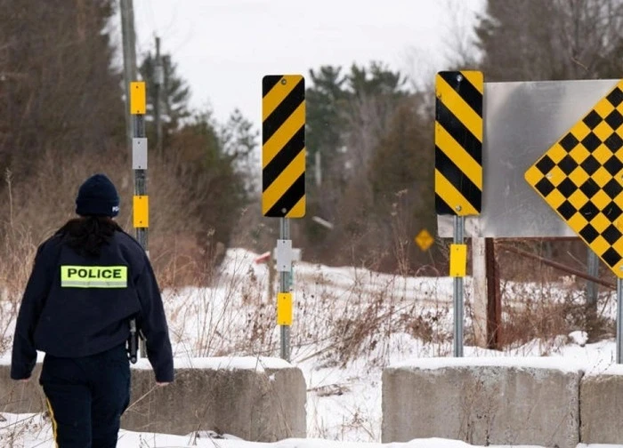 Canada phát hiện 44 người nhập cư trong thùng xe container