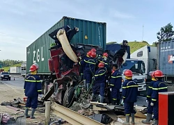Cắt cabin xe đầu kéo đưa thi thể tài xế ra ngoài sau vụ tai nạn ở Thanh Hóa