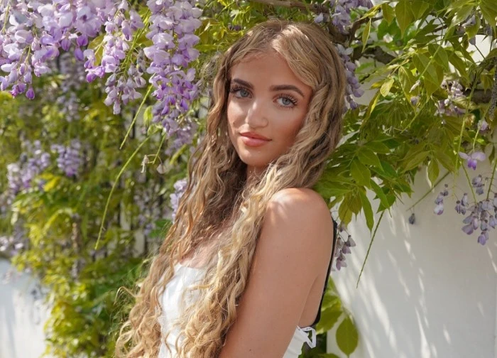 Con gái cựu 'bom sex' Katie Price kể tuổi thơ không trọn vẹn