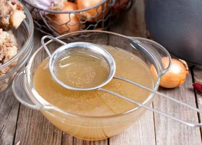 Loạt lợi ích sức khỏe đáng kinh ngạc của nước hầm xương lại ít người biết