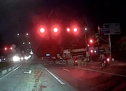 Đoàn xe đạp phóng vun vút vượt đèn đỏ trên đường 'tử thần' ở TPHCM