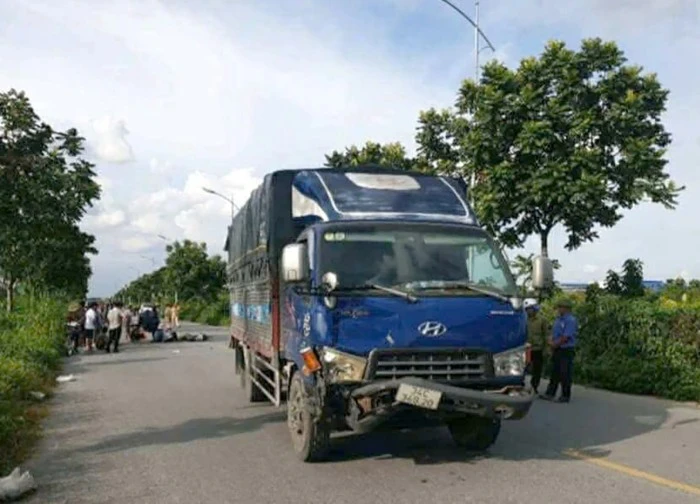 Hai vợ chồng đi xe máy điện tử vong sau va chạm với ô tô tải