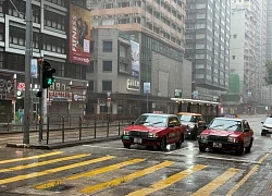 Hong Kong cảnh báo mưa bão ở mức cao nhất