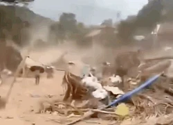 Lốc xoáy bất ngờ quét qua xã vùng cao vừa oằn mình trong lũ dữ
