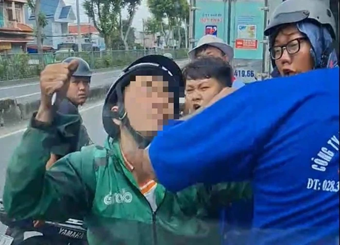 Nam thanh niên mặc đồ xe ôm công nghệ đập kính xe tải khai gì?