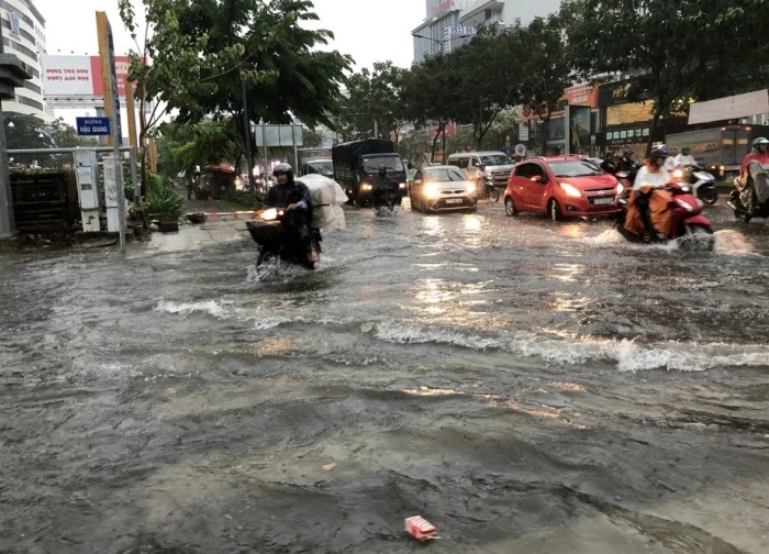 'Nghẹt thở' ở cửa ngõ sân bay Tân Sơn Nhất sau trận mưa lớn