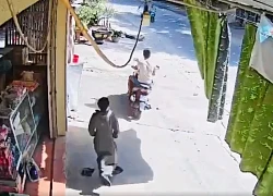 Người đàn ông trộm 3 két bia rồi lên xe máy tẩu thoát chỉ trong vài giây