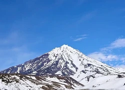 Núi lửa ở bán đảo Kamchatka của Nga phun cột tro bụi cao 7 km
