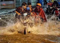 Nước chảy xiết cuốn trôi xe máy, người dân TPHCM lao vào giải cứu