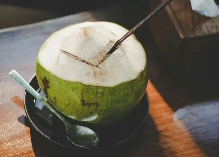 Nước dừa giải nhiệt mùa nóng: Tốt nhưng không phải ai cũng nên uống