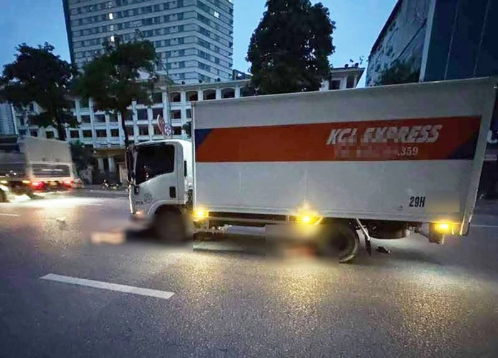 Ô tô va chạm xe máy ở Hà Nội làm 1 người tử vong, dùng kích để đưa nạn nhân ra ngoài