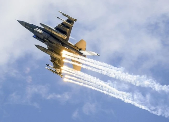 Tiêm kích Mỹ thả bẫy nhiệt chặn máy bay quanh sân golf của Tổng thống Trump