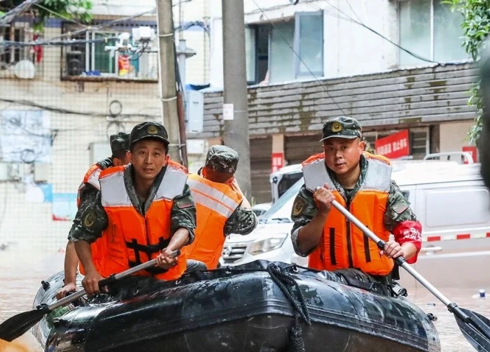 Trung Quốc khẩn trương phân bổ hàng cứu trợ khẩn cấp đến vùng lũ