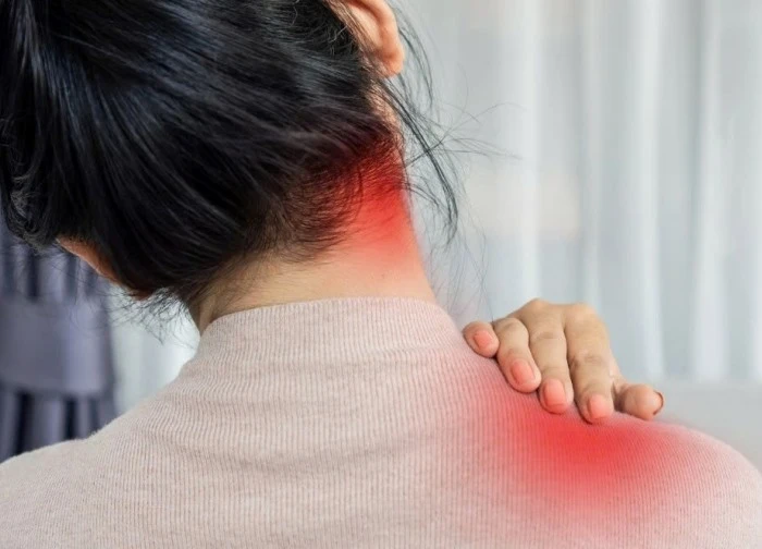Tự bẻ cổ để đỡ mỏi, người phụ nữ tê nửa người, phải nhập viện khẩn cấp