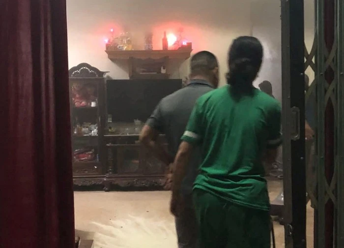 Vợ bị bỏng xăng trong đêm, công an phát hiện điểm nghi vấn từ người chồng