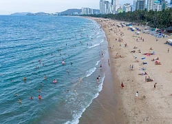Bãi biển Nha Trang đông khách du lịch nước ngoài đến tắm giải nhiệt