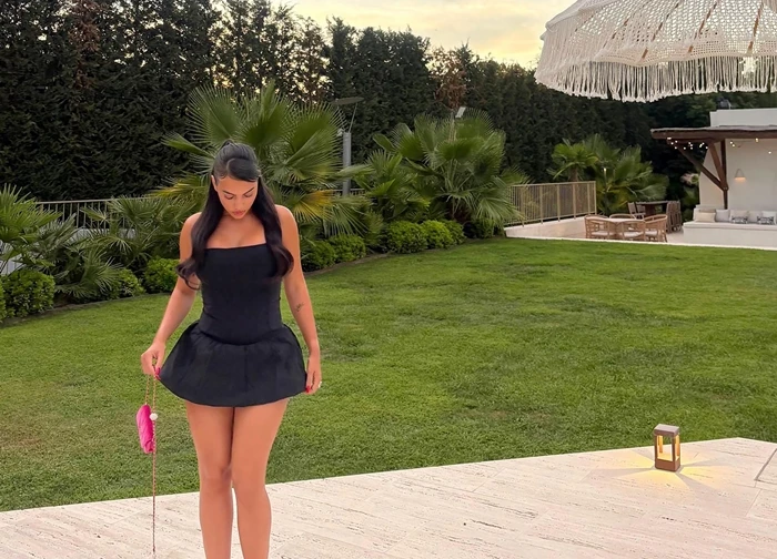 Bạn gái Ronaldo gây sốc với bộ váy táo bạo, lộ nửa vòng 3 giống Lisa (BLACKPINK), hút 3 triệu "tim"
