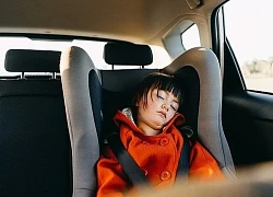 Bé trai 2 tuổi bị bỏ quên suốt 8 giờ trong ô tô giữa trời nắng nóng, hậu quả khiến ai cũng xót xa