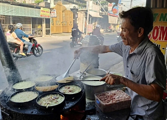 Bố đơn thân bán bánh xèo nuôi 2 con tự kỷ ở TPHCM, từ chối nhận tiền hỗ trợ