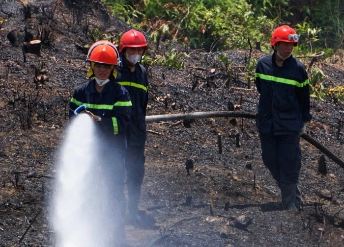 Cảnh sát đội nắng dập đám cháy sát trung tâm hỏa táng An Phước Viên Đà Nẵng