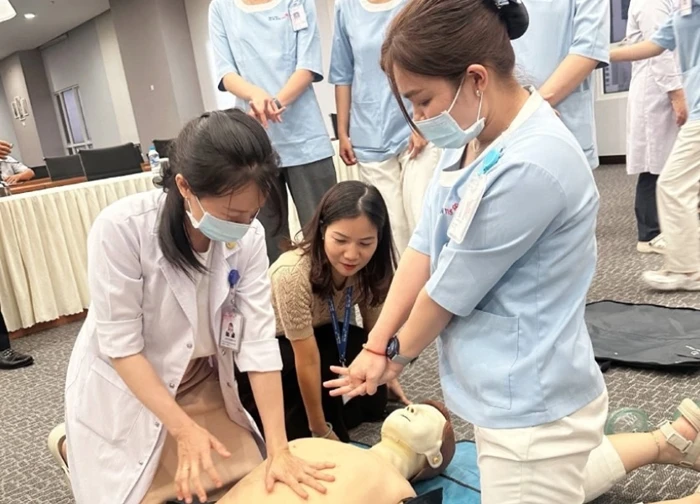 Con gái nhanh tay cứu cha ngừng tim sau bữa sáng