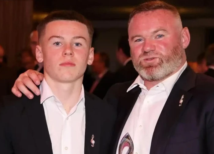 Con trai Rooney có bước nhảy vọt ở MU