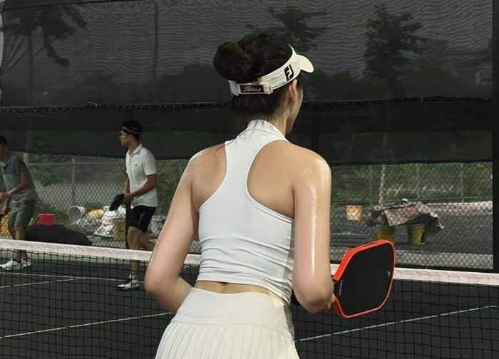 Đem cả vàng đi bán để mua đồ tập pickleball