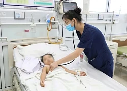 Giây phút nghẹt thở cứu sống bé trai 4 tuổi đuối nước ở bể bơi