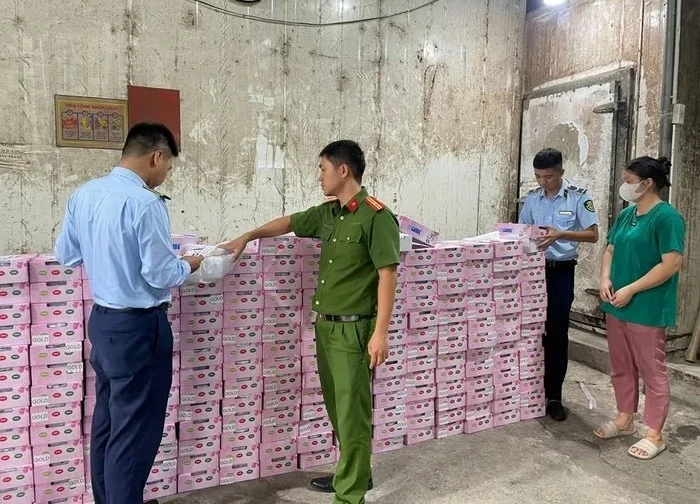 Hà Nội tạm giữ hơn 250kg hồng táo nhập lậu