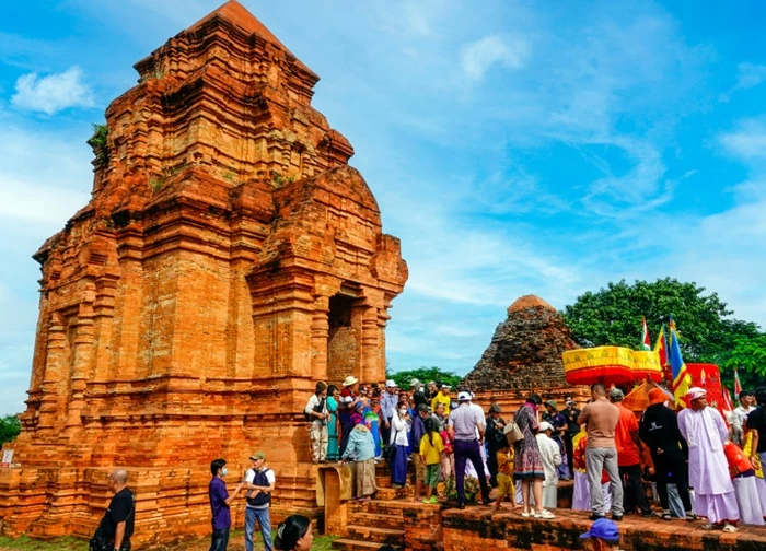 Khai thác thế mạnh du lịch ven biển