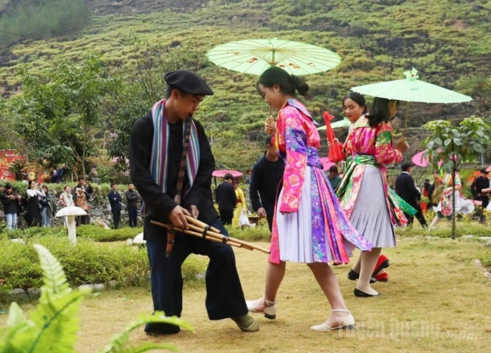 Lửa di sản trên miền đá xám