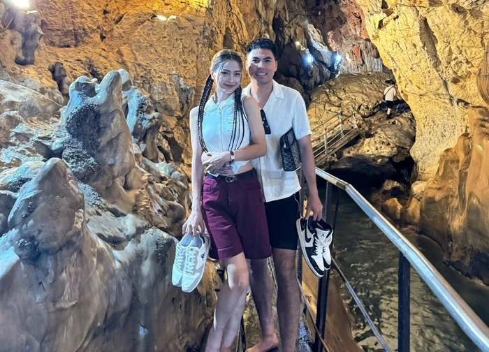 MC Huyền Trang Mù Tạt tay trong tay với cầu thủ nổi tiếng đi du lịch, loạt ảnh "tình bể bình" gây sốt