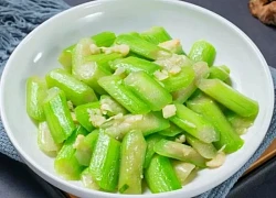 Mướp vừa cho vào chảo xào đã bị đen? Bếp trưởng tiết lộ: Chỉ cần thêm thứ này mướp sẽ xanh như ngọc, thơm ngọt đẹp mắt