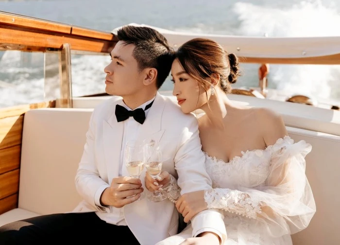 "Nàng hậu nghèo nhất showbiz" trở thành con dâu của gia tộc giàu có và quyền lực top đầu Việt Nam: Sống kín tiếng và khéo léo, có sự nghiệp riêng