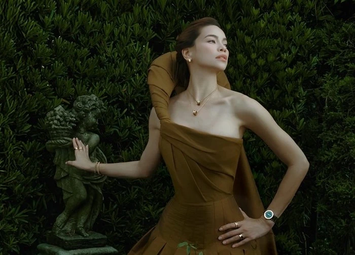 Ngọc Trinh 'đốt mắt' với nội y nhỏ xíu, Hồ Ngọc Hà đẹp như nữ thần