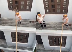 Người đàn ông dùng gậy dài ngăn hàng xóm mở cửa, khi biết nguyên nhân netizen lập tức "quay xe"