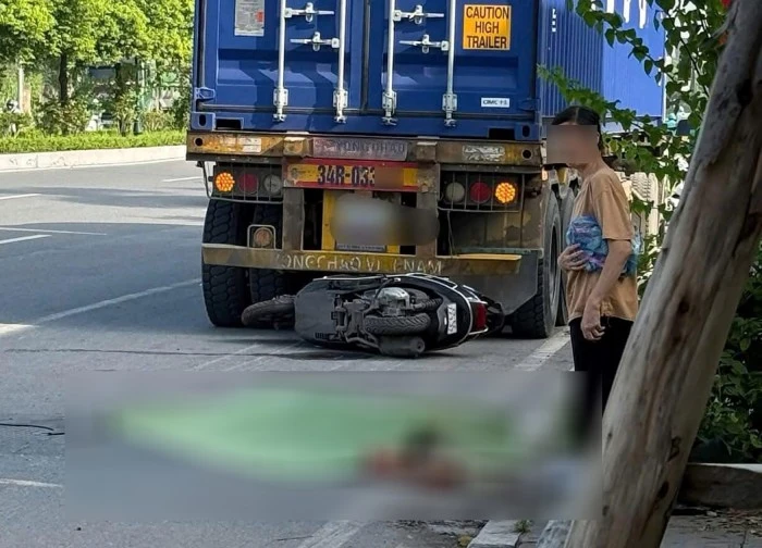 Người phụ nữ ở Hà Nội tử vong sau va chạm với xe đầu kéo đi lùi