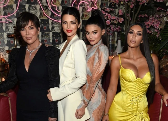 Nhà Kardashian - Jenner bị bóc mẽ nhan sắc giả dối: Từ mẹ đến con đều "cà ảnh" đến dị dạng bộ phận này