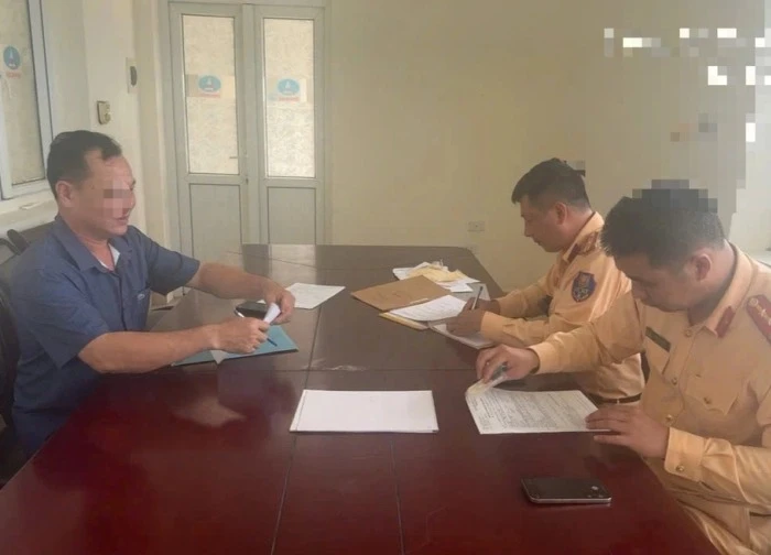Tài xế ô tô đi ngược chiều đường cao tốc nói "mải suy nghĩ việc gia đình"