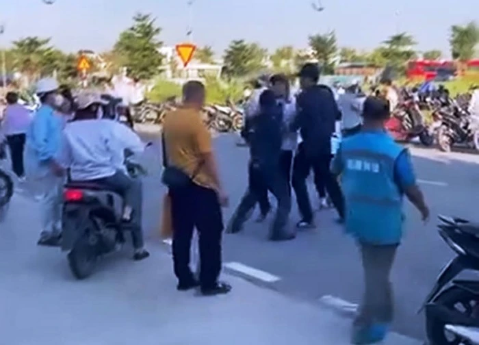 2 người mặc đồng phục bảo vệ hành hung nam công nhân trước cổng công ty